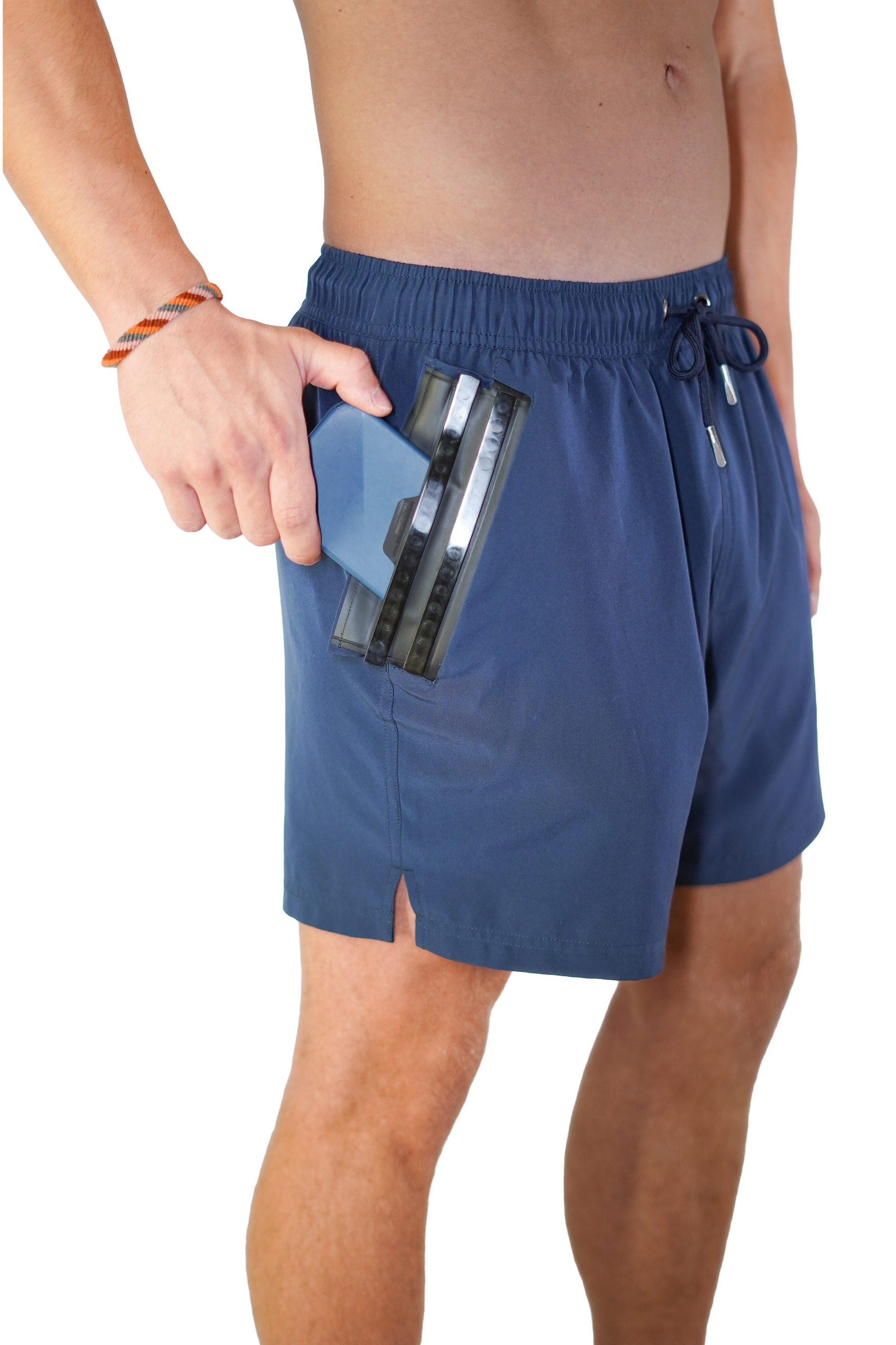Beva Badehose mit wasserfester Tasche, Model steckt ein Handy halb in die offene Tasche