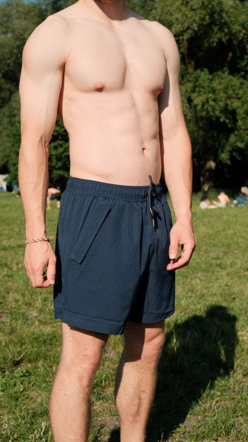 Herren Badeshorts von BEVA in Dunkelblau mit sportlichem Schnitt, elastischem Bund und integrierter wasserdichter Tasche für Handy und Schlüssel.